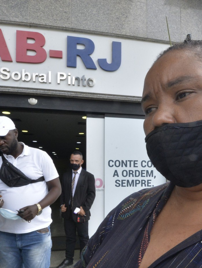 Fam&iacute;lia de Mo&iuml;se ir&aacute; na OAB-RJ para reuni&atilde;o a respeito de processo contra S&eacute;rgio Camargo. Na imagem, m&atilde;e de congol&ecirc;s pedia justi&ccedil;a logo ap&oacute;s o crime 