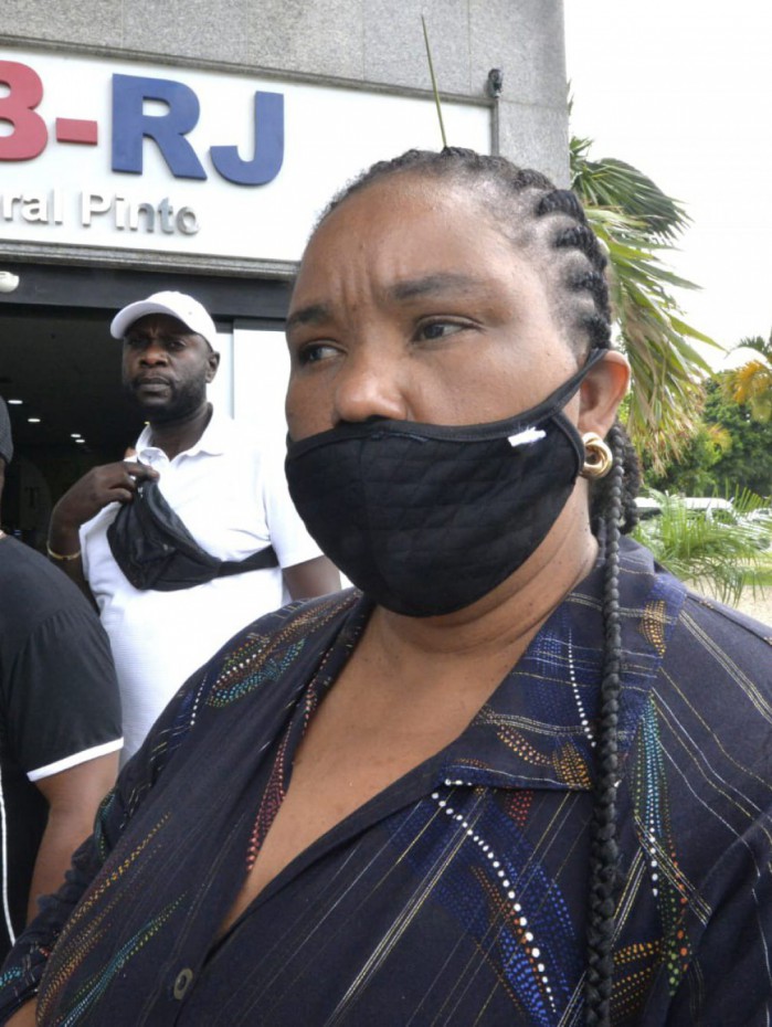 Fam&iacute;lia de Mo&iuml;se ir&aacute; na OAB-RJ para reuni&atilde;o a respeito de processo contra S&eacute;rgio Camargo. M&atilde;e de congol&ecirc;s j&aacute; esteve, em outra ocasi&atilde;o, com a Comiss&atilde;o de Direitos Humanos da OAB, que acompanha o caso (foto)