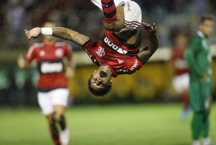 Marinho comemora primeiro gol com o Manto Sagrado dando cambalhota