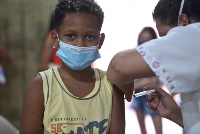Ao pensar no retorno às aulas, o município de Niterói acelerou a vacinação das crianças.