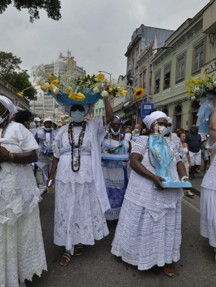 Cortejo do Afox&eacute; Filhos de Gandhi para o presente de Iemanj&aacute; em 2 de fevereiro de 2022