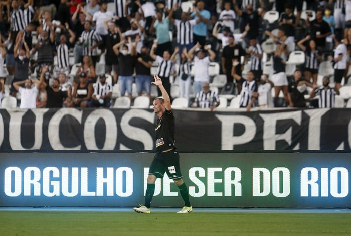 Joel Carli marcou o gol da virada do Botafogo na vitória contra o Madureira