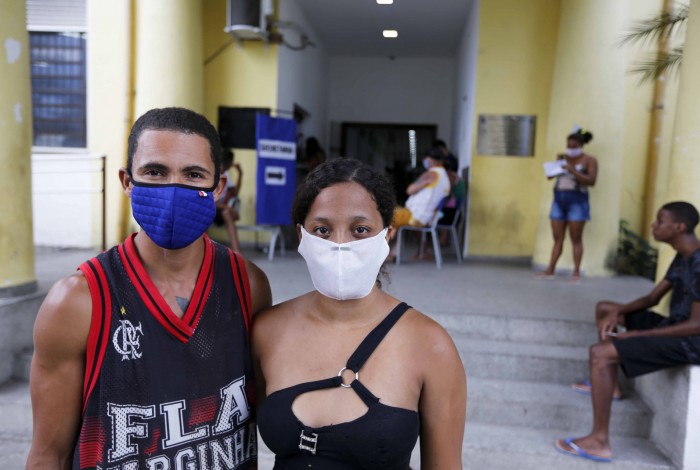 O marceneiro Israel dos Reis acompanhou a esposa Raquel Maria da Silva, que foi fazer matrícula no Colégio Luiz Carlos da Vila

