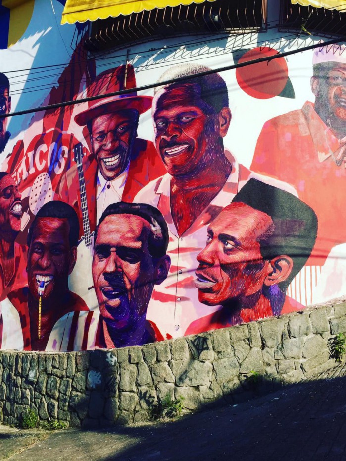 Grafite do NegroMuro na Caliel, com&eacute;rcio e centro cultural do Morro do Salgueiro, homenageia baluartes da Vermelho e Branco e lideran&ccedil;as locais da comunidade