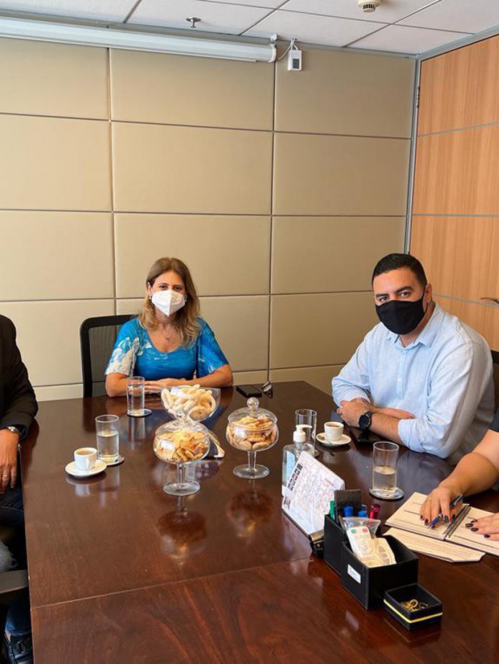 Participaram da assinatura do acordo os assessores jur&iacute;dicos da Fecom&eacute;rcio RJ, Carlos Americo Pinho e M&aacute;rcia Borges, o presidente do SEC, M&aacute;rcio Ayer, e a advogada Olivia Rigg&ocirc;r