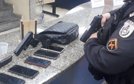 Adolescente é detido por roubo de celular em Copacabana