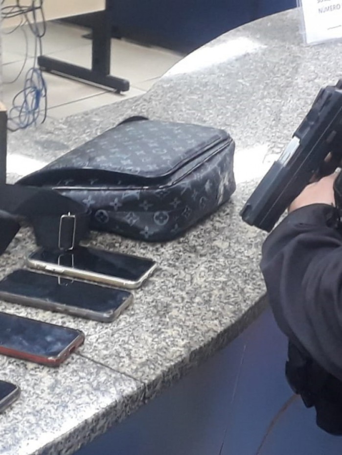 Foram apreendidos seis celulares e uma r&eacute;plica de pistola