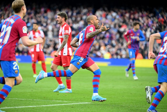 Daniel Alves marcou e foi expulso na vitória do Barcelona