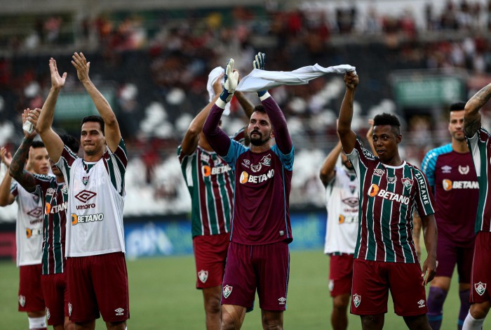Torcida do Fluminense deu show na vitória contra o Flamengo e os jogadores agradeceram com aplausos