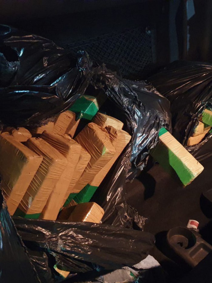 Tabletes de maconha estavam escondidos atrás dos bancos e cobertos com casacos