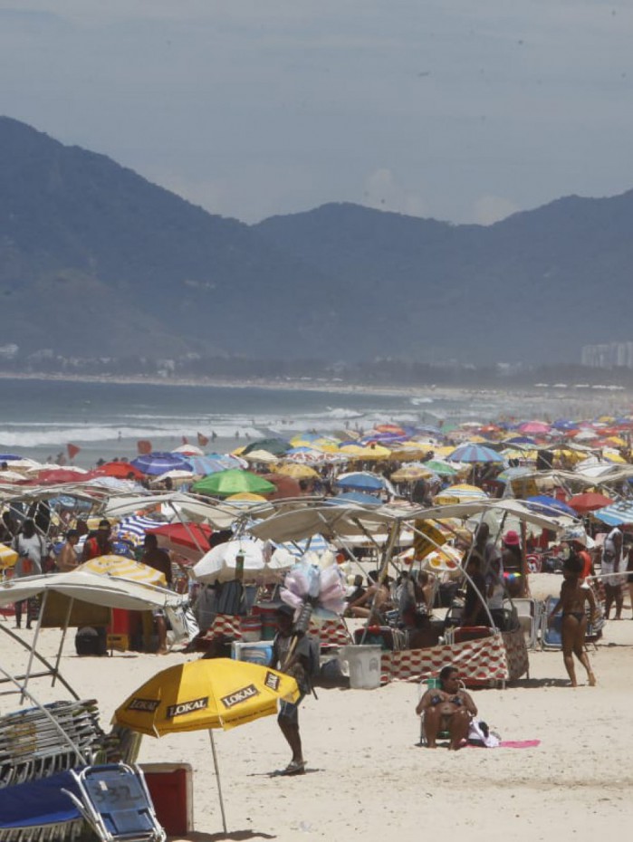 Praias ficaram cheias na manh&atilde; de domingo (6)