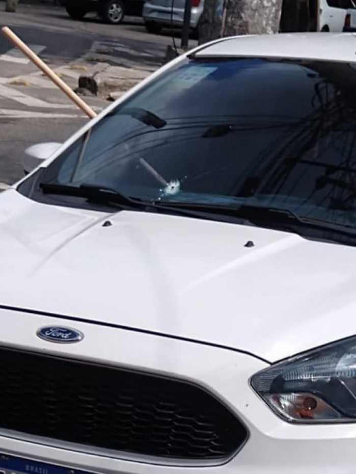 Disparo atingiu o para-brisa do carro dirigido pelo filho da diarista