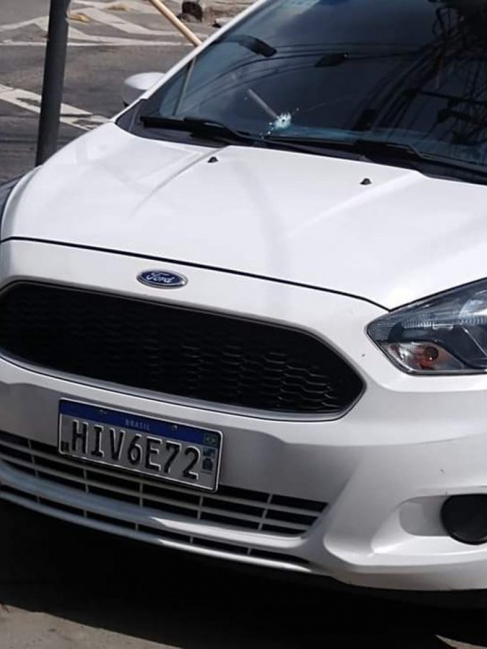 O carro onde Jurema estava no banco do carona ficou com marca de tiro no para-brisa