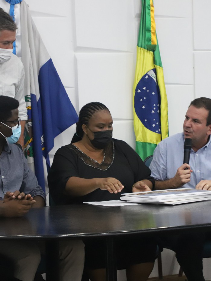 fotos da agenda de formalização da entrega da concessão de quiosque para a família de Moïse Kabagambe. 