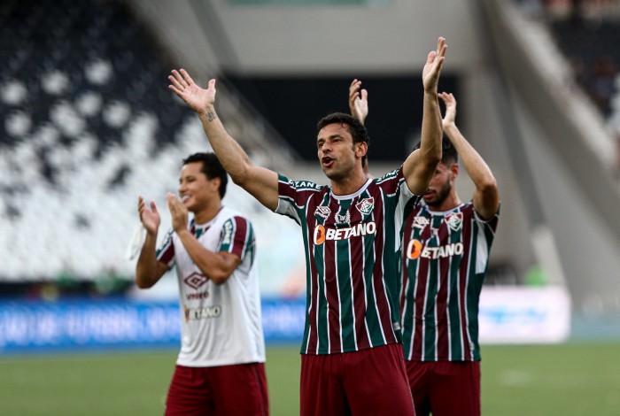 Fred comemora com outros jogadores a vitória do Fluminense contra o Flamengo