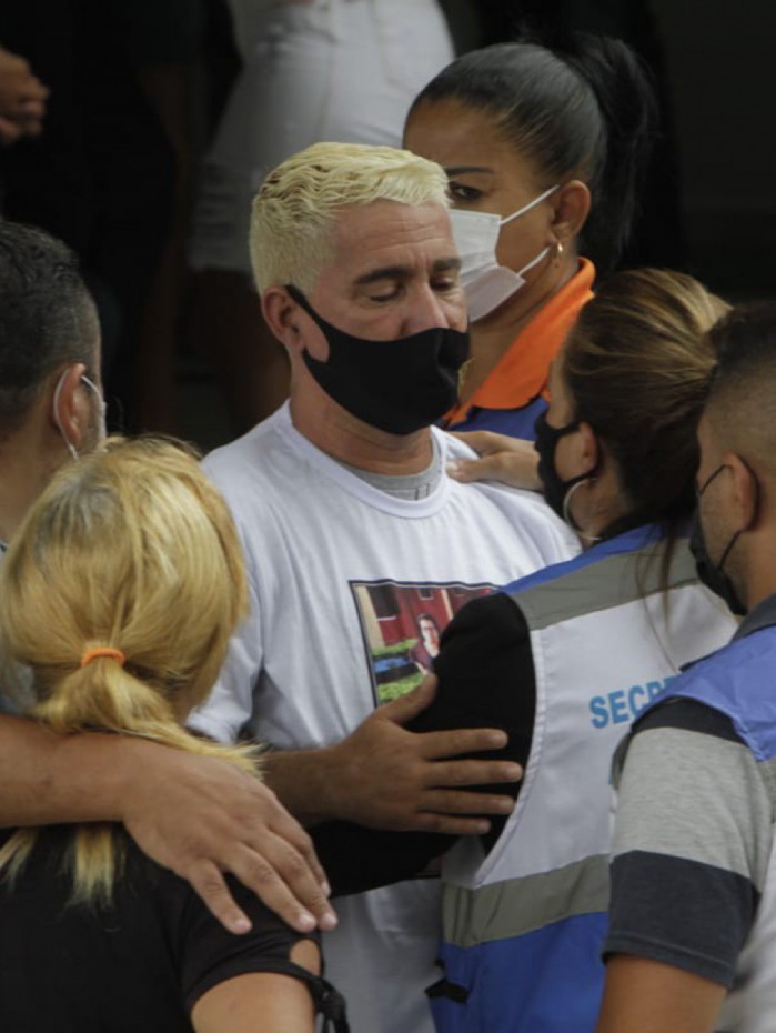 Representantes do governo estadual abraçaram filho no velório