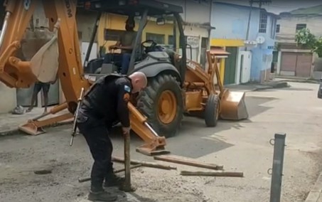 Polícia Militar retira barricadas construídas por criminosos na Baixada