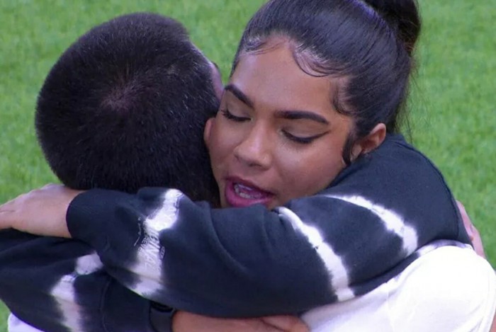 Maria pede desculpa para Arthur Aguiar. 