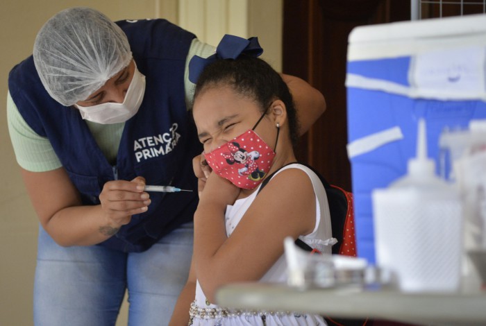 Menina se imuniza no último dia das crianças, no Museu da República