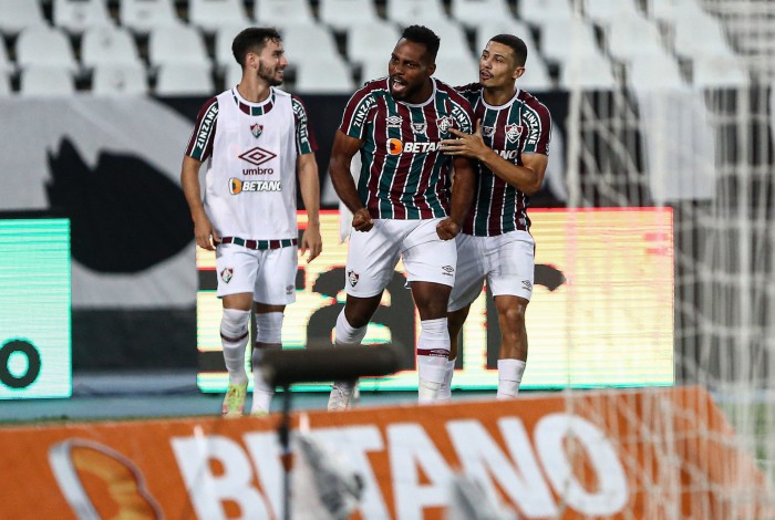 Luccas Claro comemora o gol da virada do Fluminense