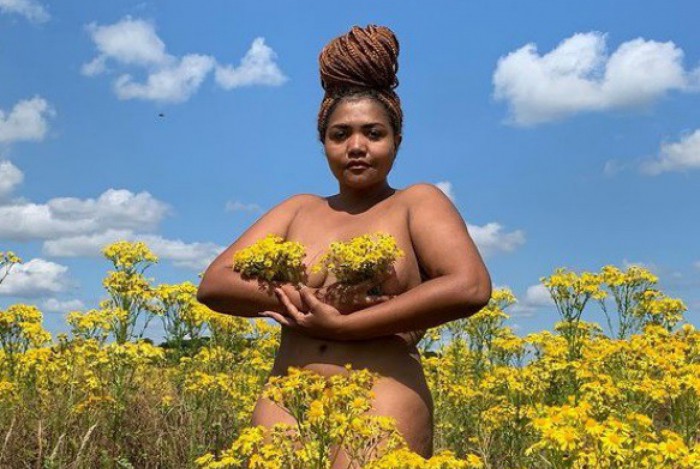 Gaby Amarantos posa nua em meio à natureza