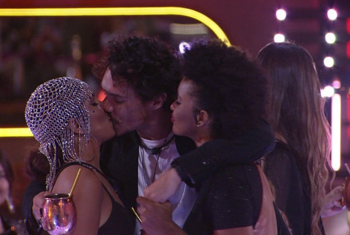 Maria, Eliezer e Natália dão beijo triplo no 'BBB 22'