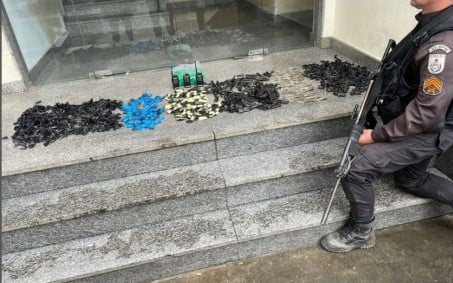 PM apreende drogas e rádios transmissores em ação com um preso, em Nilópolis