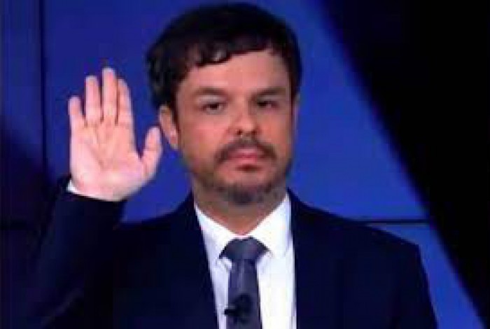 Adrilles faz gesto apontado como saudação nazista. Comentarista foi demitido da Jovem Pan após repercussão do caso