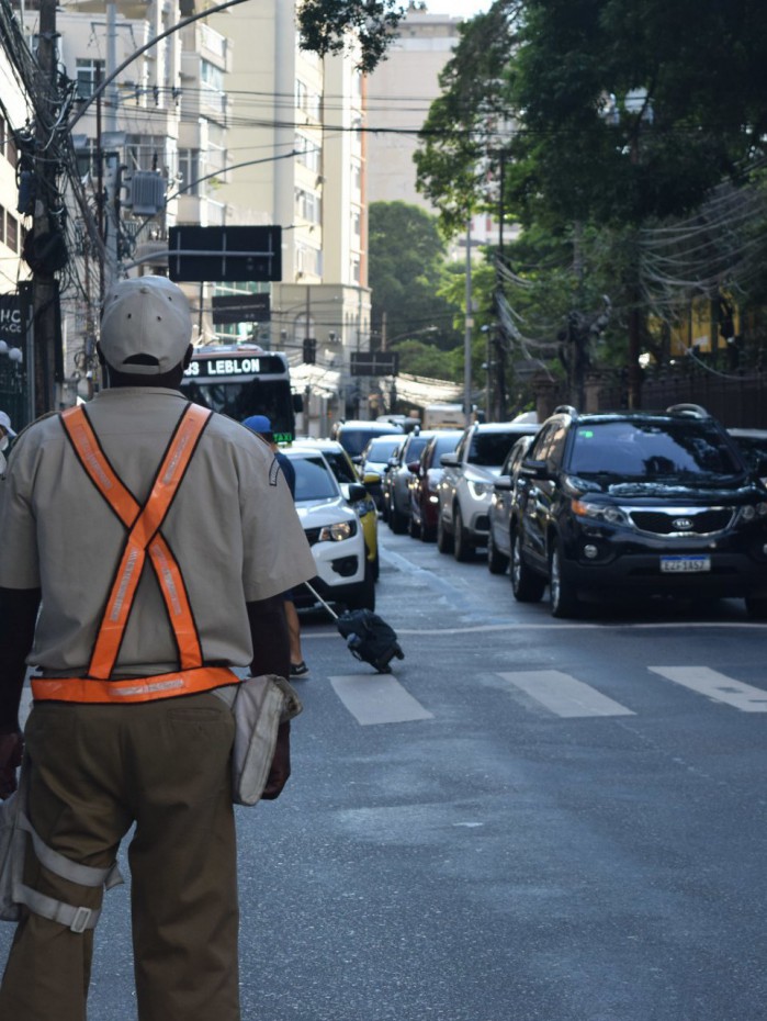 Ação posicionou agentes em pontos estratégicos no entorno de escolas onde há grande fluxo de carros nos horários de saída e entrada de alunos