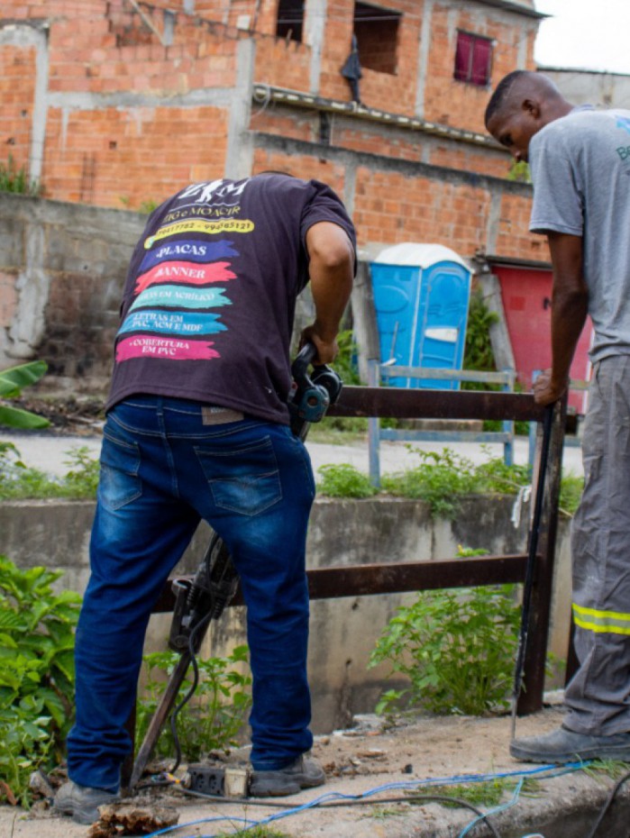 Est&aacute; sendo colocado novas grades na beira do rio da rua