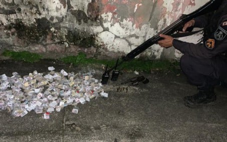 PM prende dois criminosos e apreende revólver e drogas em Nilópolis