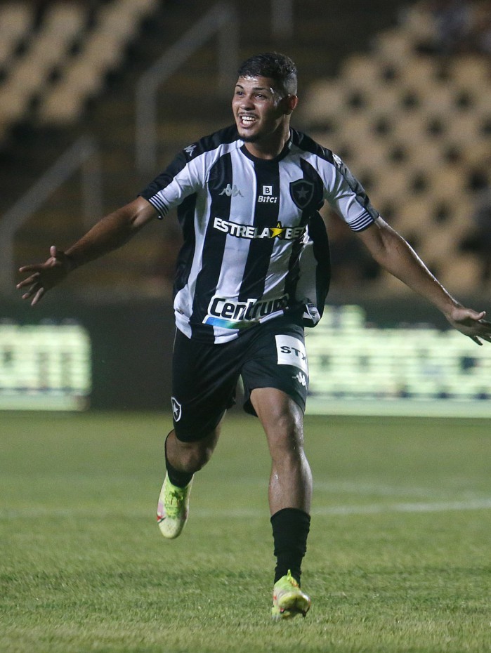 O atacante Erison festeja o seu gol, que deu a vitória ao Alvinegro no clássico em São Luís