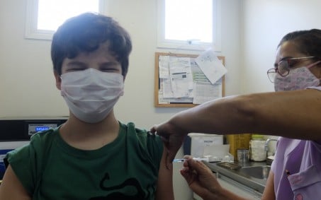 Nova Iguaçu vacina crianças, adolescentes e adultos nesta quinta-feira