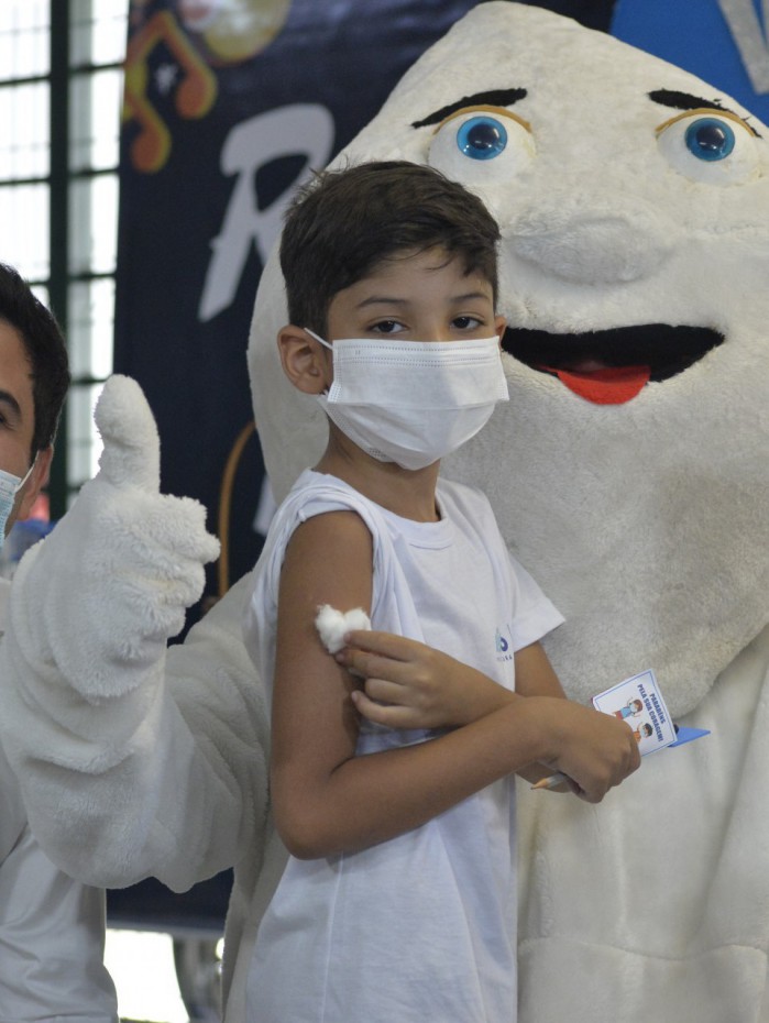 Arthur Machado recebeu sua primeira dose na Escola Municipal Max Fleiuss, na Pavuna, Zona Norte do Rio, onde estuda, ao lado do secret&aacute;rio Renan Ferreirinha e do personagem Z&eacute; Gotinha