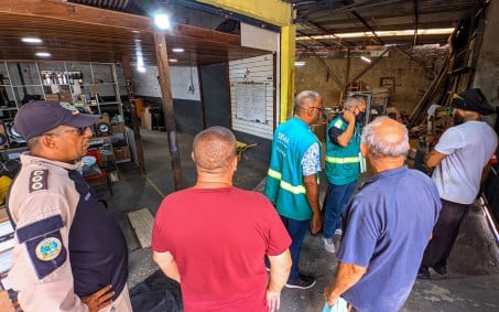 Prefeitura de Belford Roxo apreende caminhões e multa 13 pessoas por descarte irregular de lixo