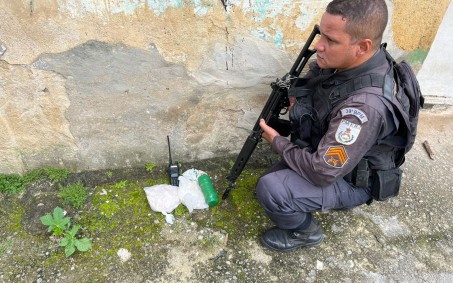 PM prende homem com granada e drogas em Belford Roxo