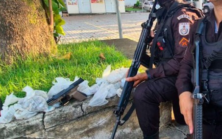 PM prende homem e apreende peças de veículos e drogas em comunidades de Belford Roxo