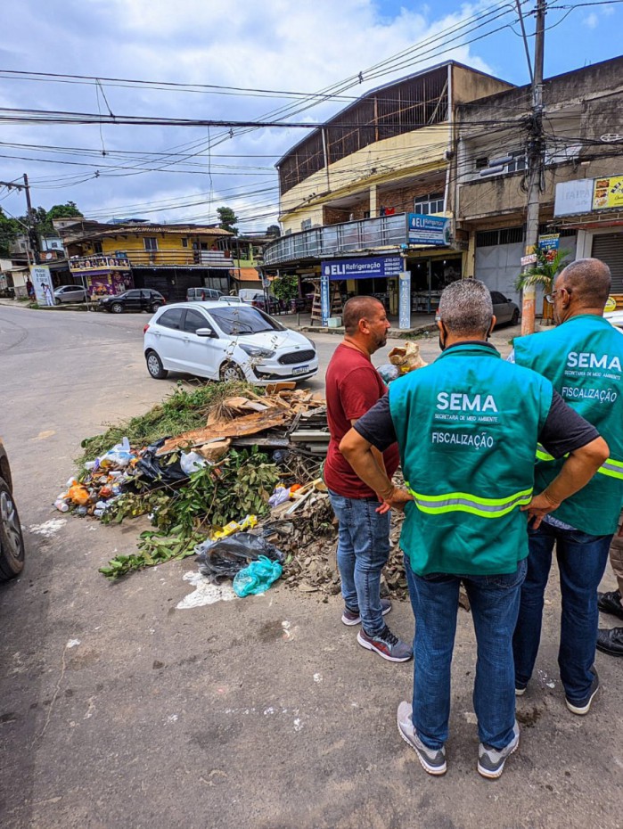 Os fiscais encontraram grande quantidade de lixo despejado irregularmente nas ruas