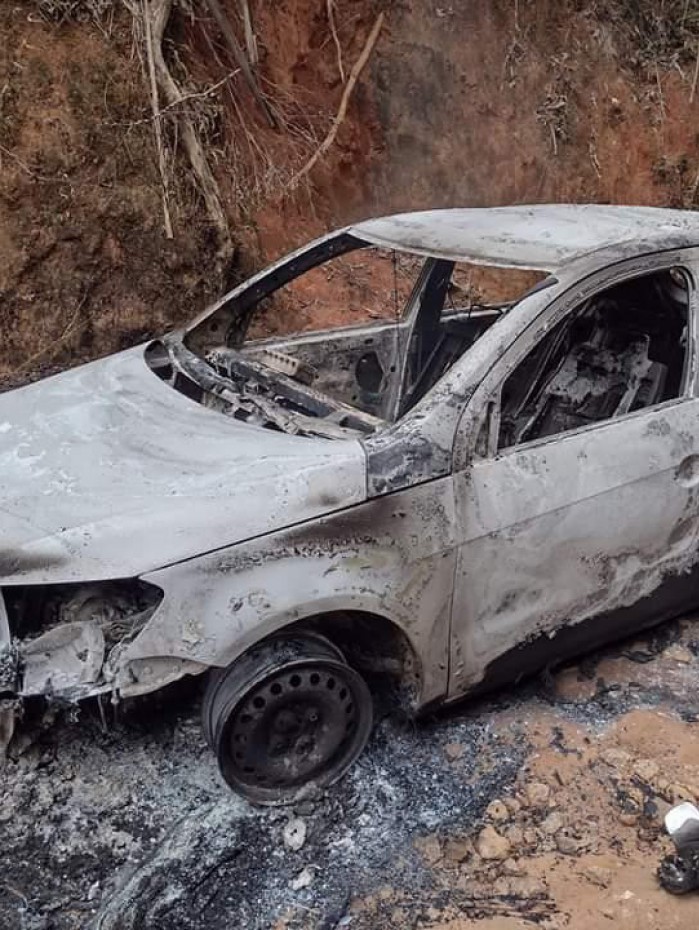 Carro da cuidadora de idosos Marcelle Monteiro (detalhe) foi carbonizado; corpo dela estava a 50m dali