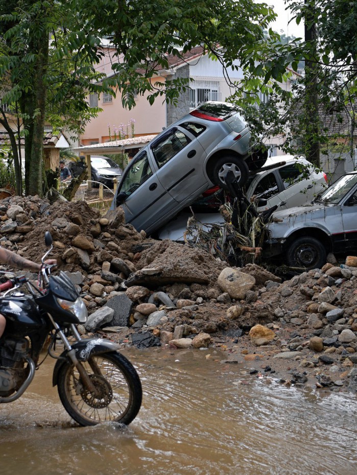 Chuva forte na cidade de Petr&oacute;polis, Regi&atilde;o Serrana do Rio, deixa centenas de pessoas mortas
