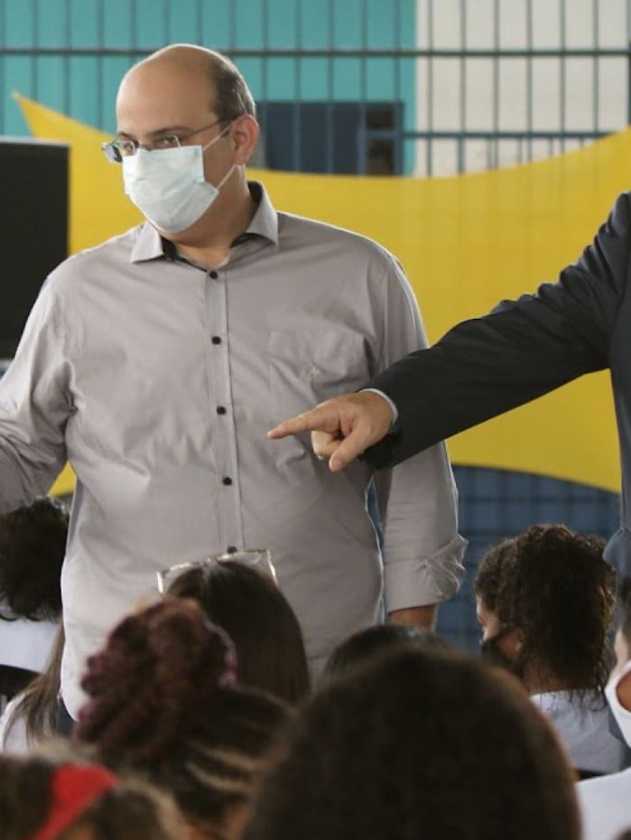 O secret&aacute;rio de Estado de Educa&ccedil;&atilde;o, Alexandre Valle, ao lado do C&ocirc;nsul Geral da Federa&ccedil;&atilde;o da R&uacute;ssia no Rio de Janeiro, Vladimir Gueorguievich Tokmakov, na inaugura&ccedil;&atilde;o do Projeto Intercultural Brasil-R&uacute;ssia