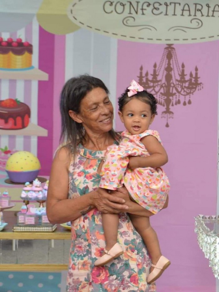 T&acirc;nia Leite Carvalho, de 55 anos, que tomava conta da neta Helena enquanto a m&atilde;e ia trabalhar