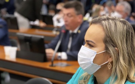Deputada Daniela do Waguinho pede urgência ao Senado para votação de projeto sobre Endometriose