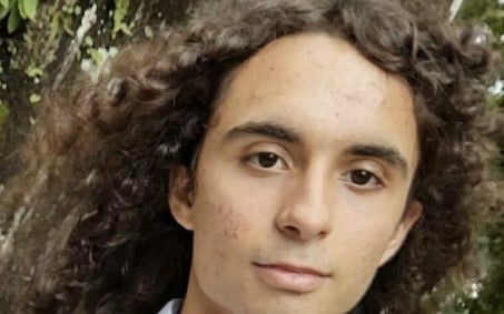 Pai percorre rio em busca de estudante reconhecido no ônibus submerso em Petrópolis      