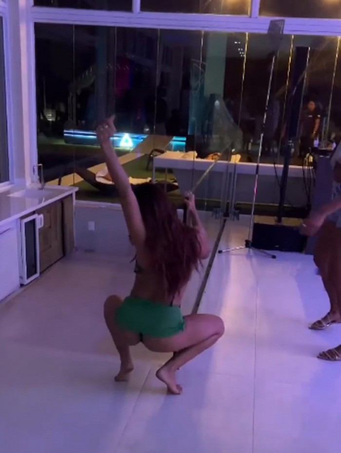 Anitta se diverte com amigos após ter festa proibida pela Justiça