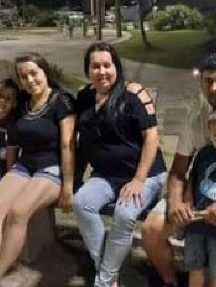 Ao lado da mulher, sogra e filho, em foto durante passeio pela cidade, Roberto Junior conta com apoio de amigos e familiares para continuar as buscas na Vila Felipe, em Petr&oacute;polis    