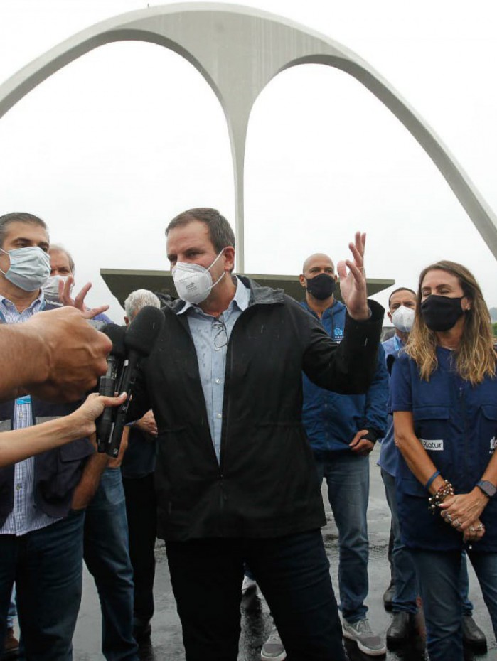 Paes entrega obras na Sapucaí ao lado da secretária de Conservação, Anna Laura Secco, da presidente da Riotur, Daniela Maia, do presidente da Rio-Urbe, Rafael Salgueiro, e do presidente da Liesa, Jorge Perligeiro