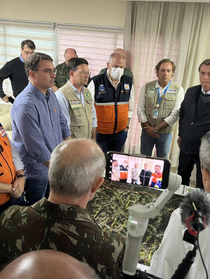 Reunidos em Petr&oacute;polis, o presidente Jair Bolsonaro, e governador do Rio, Cl&aacute;udio Castro, t&ecirc;m interesse no votos de policiais e militares no estado