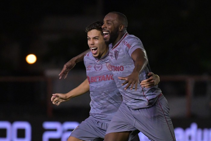 Nonato e Manoel comemoram um dos gols do Fluminense na Ilha