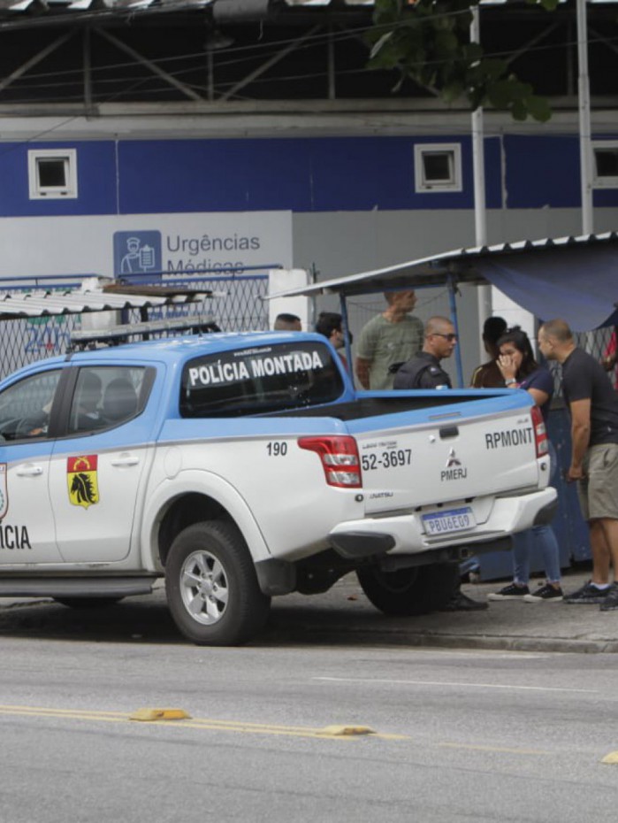 Nesta tarde, policiais militares e o irmão da vítima estiveram presente na UPA de Irajá para a confirmação do corpo do agente